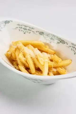 Картофель фри с пармезаном и соусом из халапенью (240г)