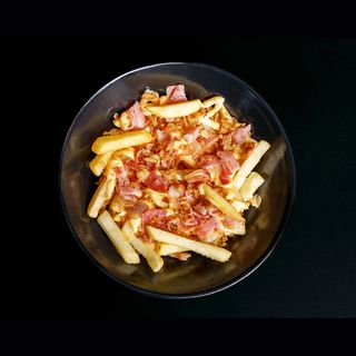 Картопля фрі з беконом і сирним соусом (200г)