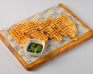 Кесадилья с курицей (500г)