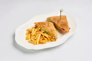 Клаб сэндвич с курицей гриль и картофелем фри (480г)