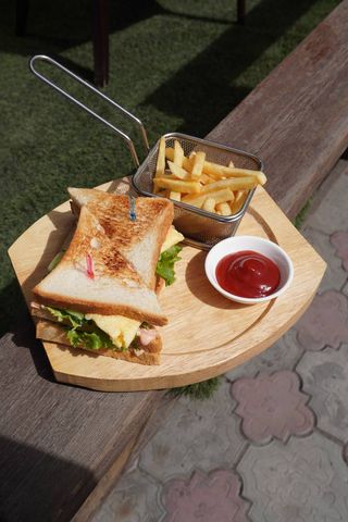 Клаб-сэндвич с курицей и фри (250г)