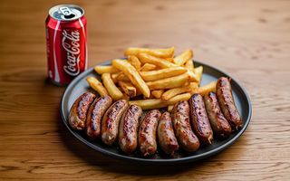 Kombo meni - ćevapi na žaru, pomfrit, Coca-Cola i hleb