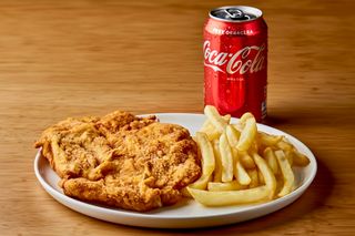 Kombo meni - bečka, pomfrit, Coca-Cola i hleb