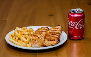 Kombo meni - vješalica, pomfrit, Coca-Cola i hleb