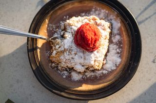 Crumble s kruškama i malinama