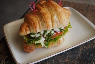 Круассан с форелью (250г)