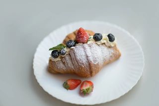 Круассан с ягодами и шоколадной пастой (160 гр)