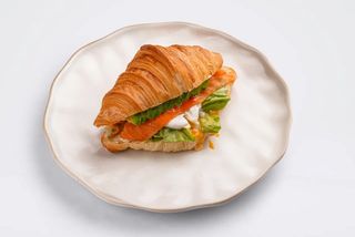 Круассан с лососем (225г)