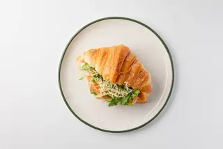 Круассан с лососем (210г)
