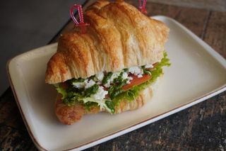 Круассан с моцареллой и томатами (270г)