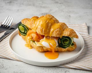 Круассан со слабосоленым лососем и яйцом пашот (250 гр)