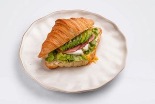 Круассан с ветчиной (225г)