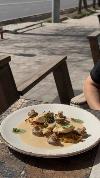 Куриные медальоны с грибным соусом и клиньями (250г)