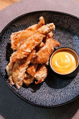 Куриные стрипсы с сырным соусом (200 гр)