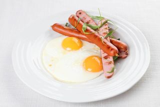 Яичница с сосисками (300г)