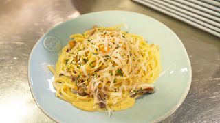 Linguine alla Carbonara Clássica e Gema de Ovo