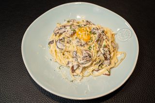 Linguine com Molho Branco Trufado e Cogumelos Selvagens