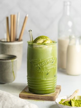 Latte di matcha con panna e gelato