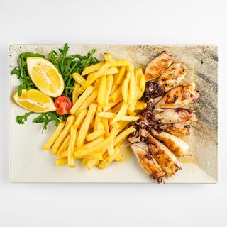 Lignje na žaru s pomfritom