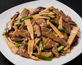71. Maiale con funghi e bambú
