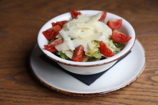 Miks zelenih salata sa ceri paradajzom i parmezanom