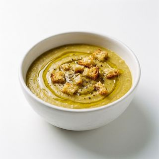Macco di fave con crostini di pane