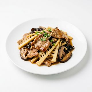 Maiale con bambù e funghi