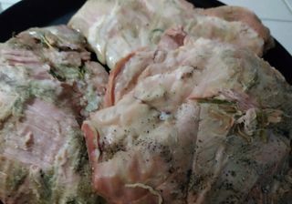 Maialino cotto a bassa temperatura servito su purea di mela