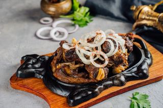 Жареная баранина на сковороде (470г)