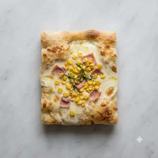 Pizza con mais, prosciutto cotto e mozzarella