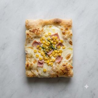 Pizza bianca con mais, prosciutto cotto e mozzarella