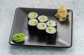 Маки ролл с авокадо (150г/6шт)