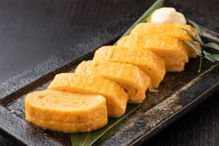 Tamagoyaki sa mladim lukom i seckanom ljutom paprikom 6 komada