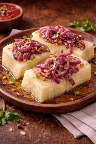 Manioca bollita con cipolla sopra 4 pezzi