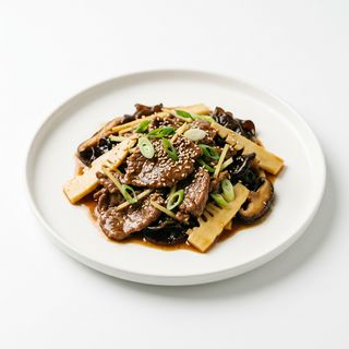 Manzo con bambù e funghi
