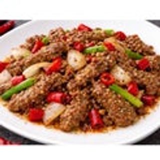 Manzo fritto saltato con peperoncino e cipolla sale e pepe