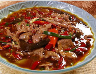 102水煮牛肉Manzo in zuppa piccante alla Sichuanese