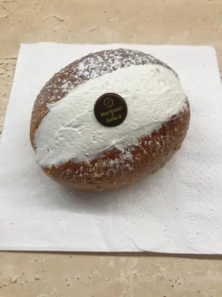 Maritozzo con la panna