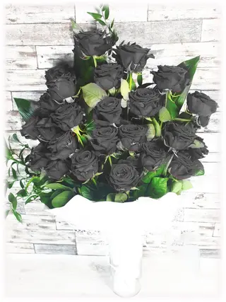 Mazzo total black con rose nere 