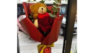 Meda sa crvenom ružom