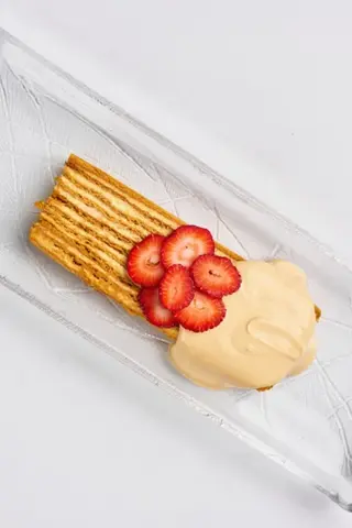Медовик с кремом из сметаны и клубникой (210г)