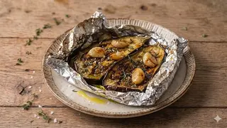 Melanzane arrosto con aglio nella carta stagnola
