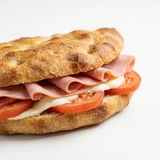 Mezza focaccia con prosciutto cotto,mozzarella fiordilatte e pomodoro