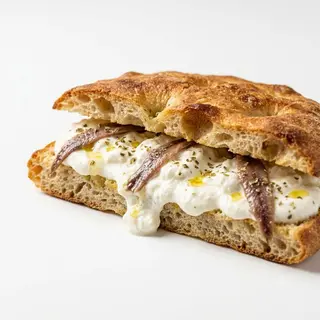 Mezza focaccia con burrata e acciughe