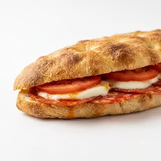 Mezza focaccia con salame piccante calabrese, mozzarella fiordilatte e pomodoro