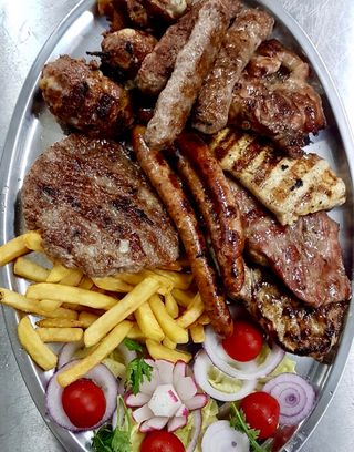 Miješano meso, pomfrit i hleb