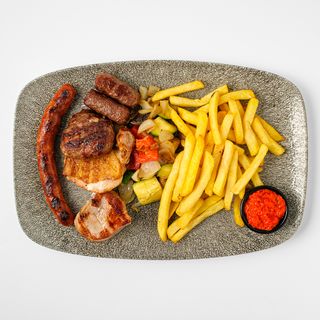 Miješano meso na žaru s prilogom