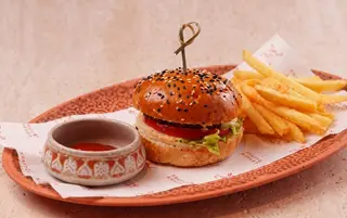 Мини бургер с говяжьей котлетой (330г)