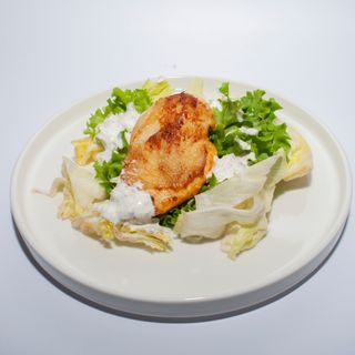 Mix salata sa pilećim fileom i cezar dresingom
