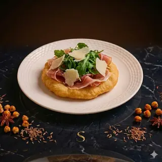 Montanarina con crudo, rucola e scaglie